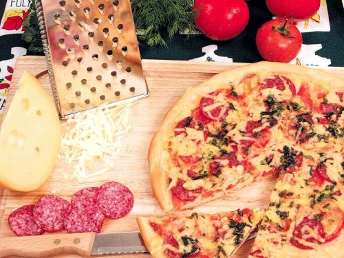 Фото Рецепт классической пиццы с колбасой №2
