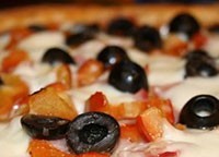 Фото Творожная пицца с ветчиной и маслинами №1