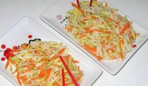 Салат с рисовой лапшой и овощами