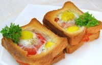 Фото Горячие бутерброды с яйцами, окороком и помидорами №1