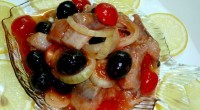 Фото Сельдь, маринованная с маслинами и помидорами №1