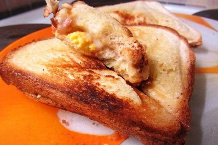Фото Бутерброды с жареным беконом и яйцом №2